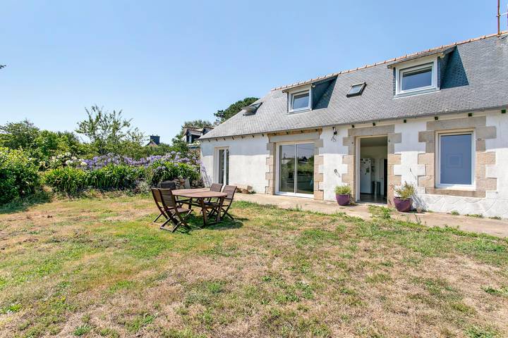 Chambre d’hôte pour 2 personnes, avec Jardin à Plougrescant