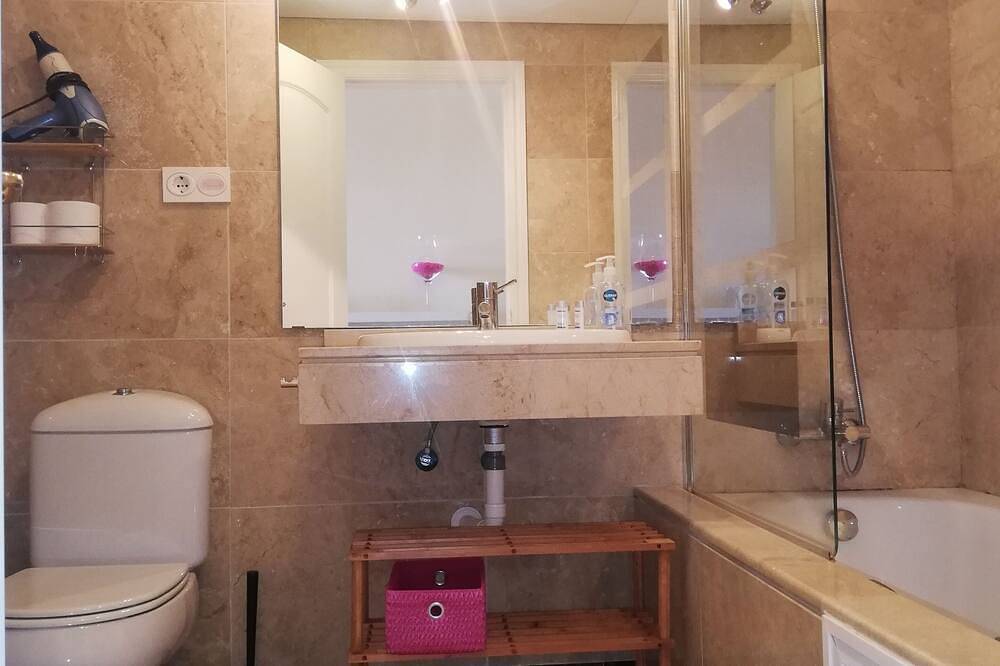 Ganze Wohnung, Gemütliche und moderne Wohnung in einem Komplex mit 5 Swimmingpools und Privatparkplatz in Duquesa Regent, Manilva