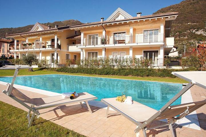 Gîte pour 4 personnes, avec terrasse ainsi que jardin et piscine à Lenno