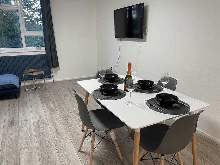 Entire holiday apartment, Big 2-Bed Apartment in Northolt free parking in Ealing, London
