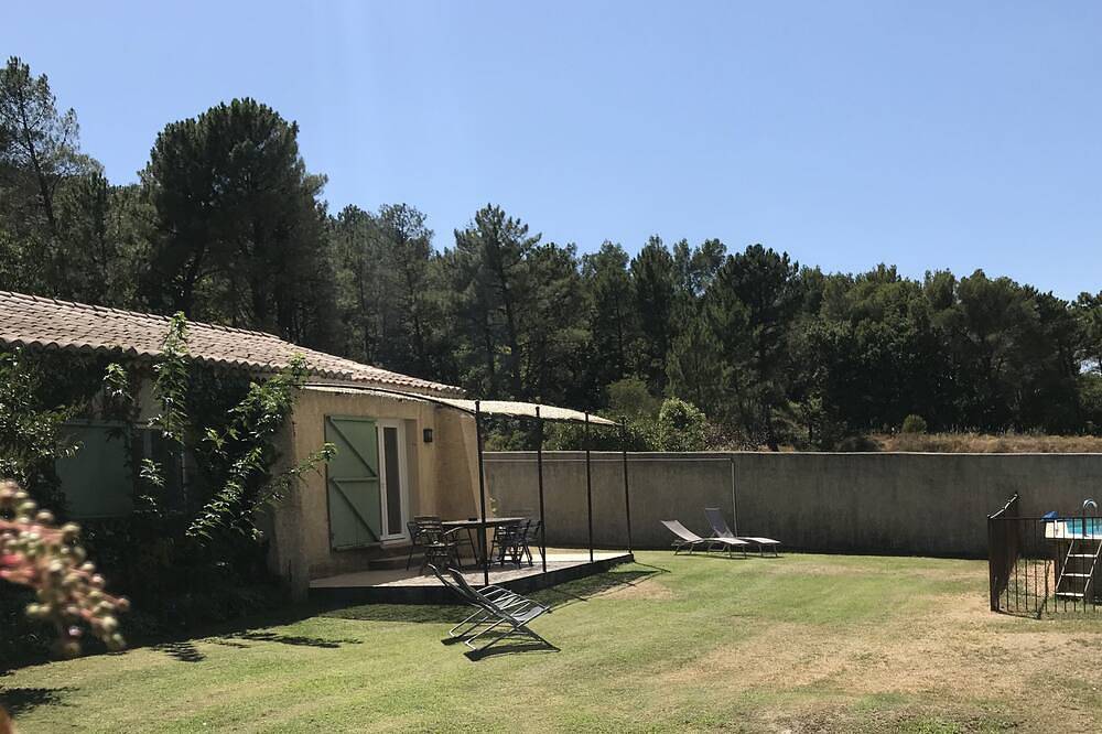 Maison de vacances avec piscine au calme en campagne in Mondragon, Vaucluse