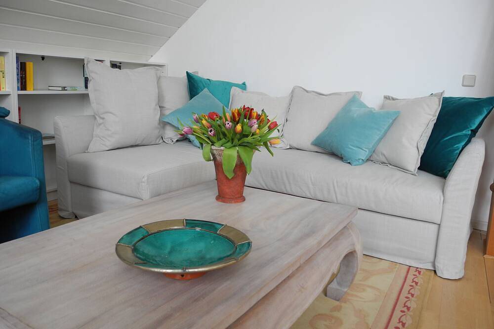 Ganze Wohnung, Atelierwohnung in verträumtem und ruhigen Garten in unmittelbarer Seenähe in Schondorf, Ammersee