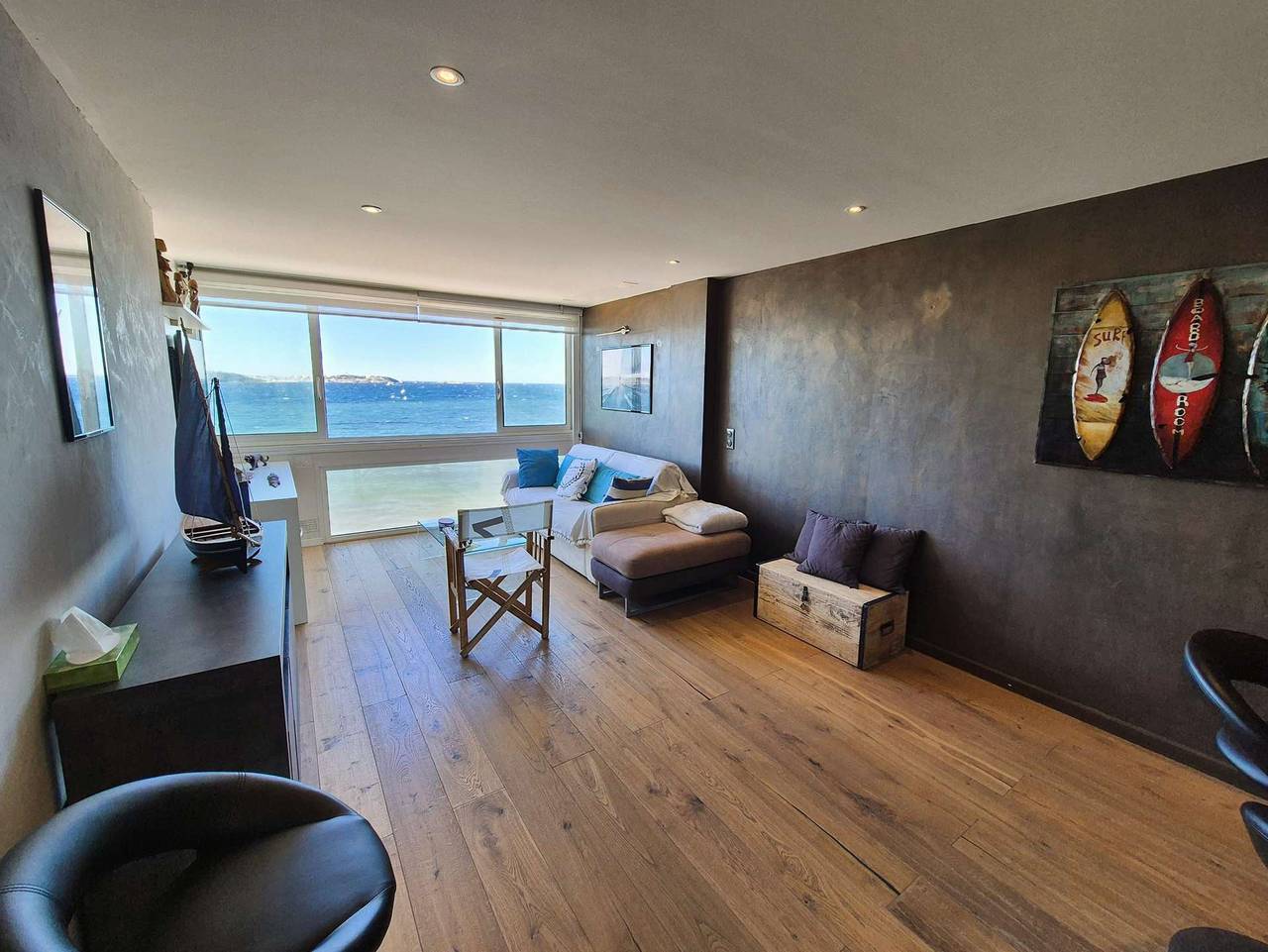 Apartamento vacacional entero, 40 meters from the beach, A/C, Wi-Fi, sea view, all on foot in Le Brusc, Six-Fours-les-Plages