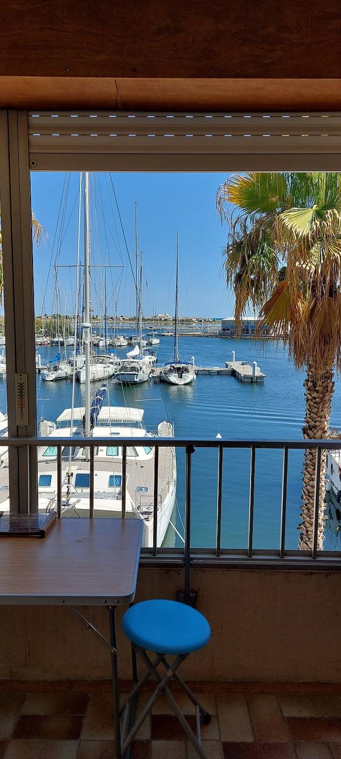 Gîte pour 3 personnes, avec Balcon et Terrasse ainsi que Piscine et Vue dans Port de Gruissan