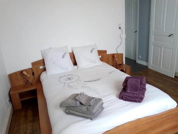 Location de vacances pour 6 personnes, avec terrasse ainsi que vue et piscine à Bussière-Galant - 3