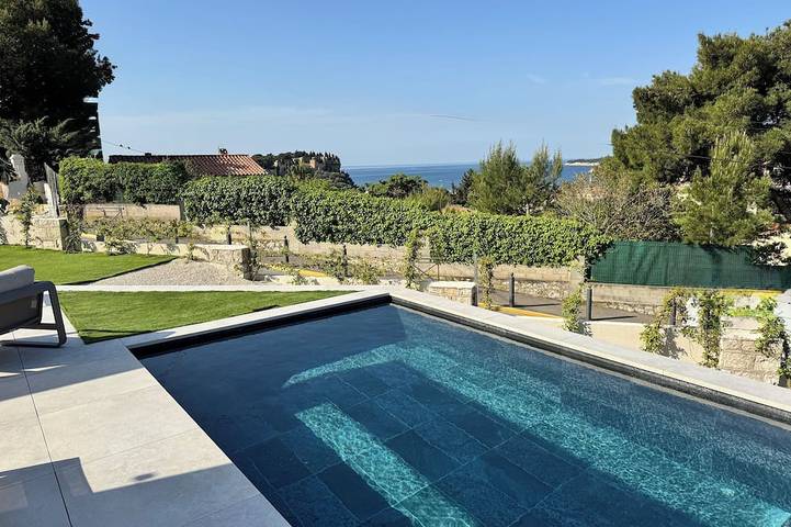 Vacation rental for 12 people, with yard and hot tub as well as sauna in Cassis