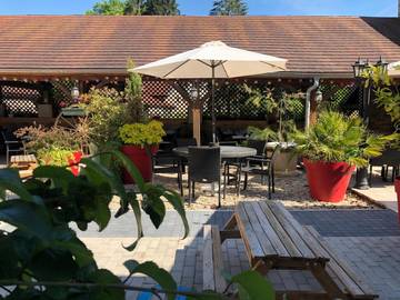 Hôtel pour 2 personnes, avec terrasse à Bèze (homonymie)