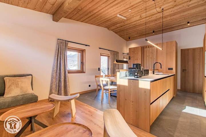 Chalet pour 8 personnes, avec jacuzzi ainsi que piscine et sauna, animaux acceptés à Saint-Jean-de-Sixt