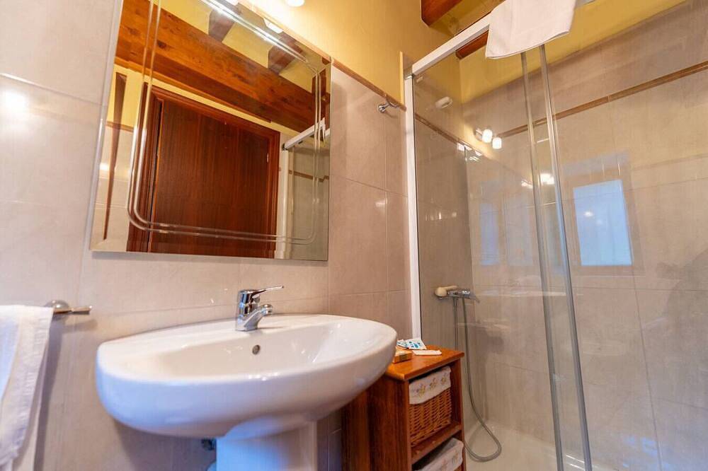 Posada La Canal · Habitación privada posada rural in Santillana del Mar, Cantabrian Coast