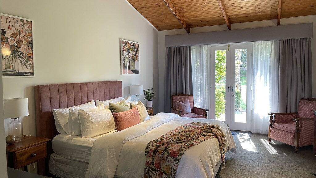 Bed And Breakfast for 17 People in Shire of Yarra Ranges, Victoria