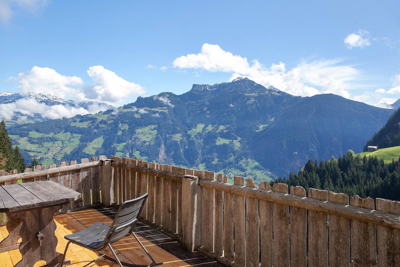 Chalet 'Griawanghütt'n Zillertal' mit Bergblick, privater Terrasse und Balkon in Tuxer Alpen, Schwendau