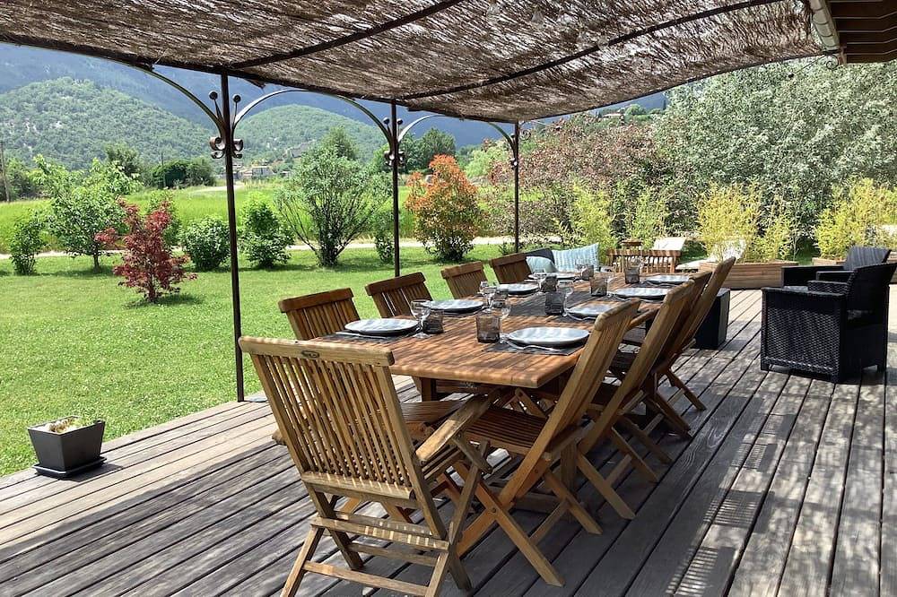 Modern and warm wooden house in a quiet area in Reilhanette, Nyons region