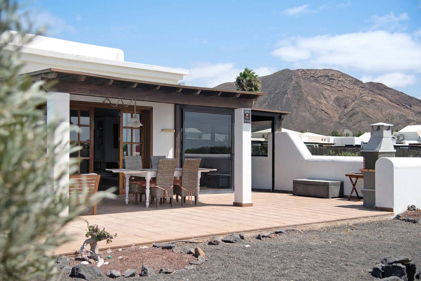 Villa "Montaña Roja" avec piscine privée, terrasses et Wi-Fi in Montaña Roja, Yaiza