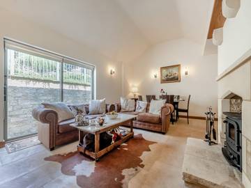 Log Cabin for 6 People in The Cotswolds, South East England, Photo 4