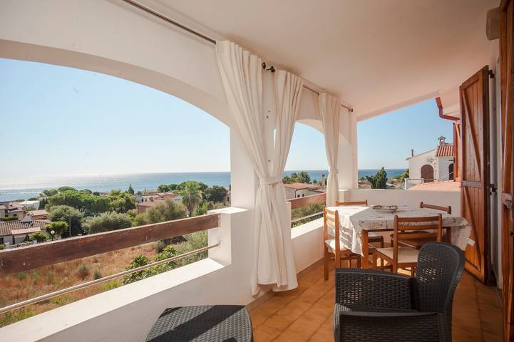 Appartement entier, Appartement "Vista Mare" proche de la plage avec vue sur mer, balcon et jardin in Porto Columbu, Sarroch
