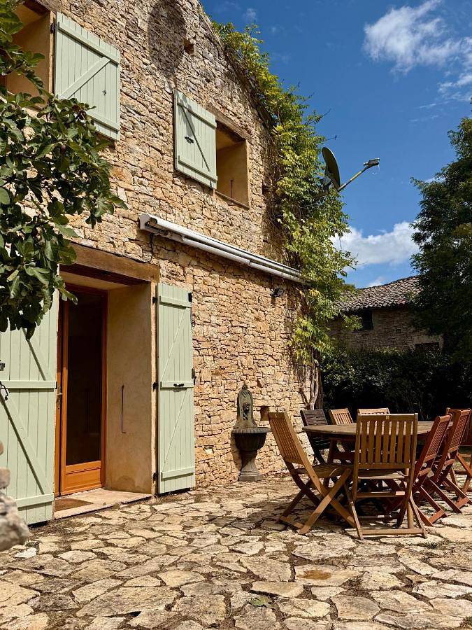 Location de vacances pour 18 personnes, avec Terrasse ainsi que Jardin et Vue à Saint-Aubin-de-Nabirat