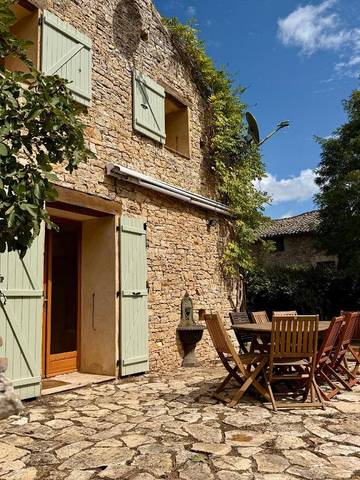 Location de vacances pour 18 personnes, avec vue et jardin à Saint-Aubin-de-Nabirat