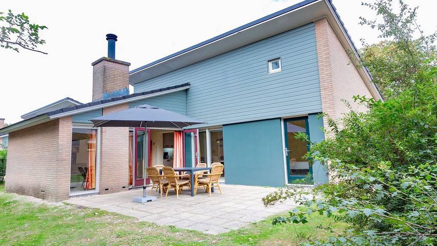 Villa for 6 people, with yard and pool as well as terrace, with pets in South Holland