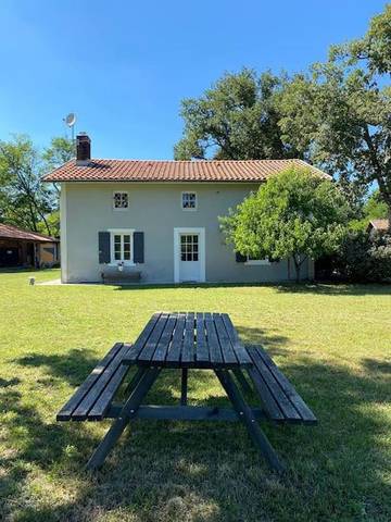 Gîte pour 8 personnes, avec jardin et vue, animaux acceptés à Moustey