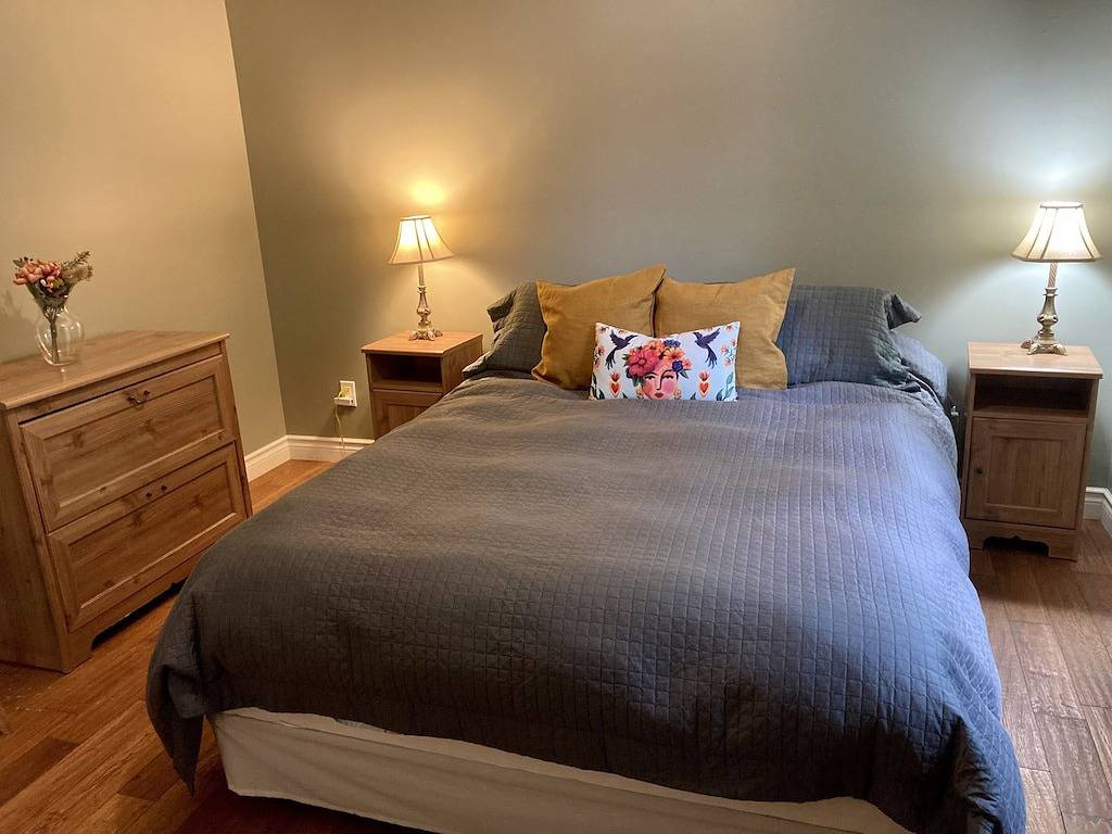 Petite Rivière Saint François cottage with river view and spa! in Le Massif