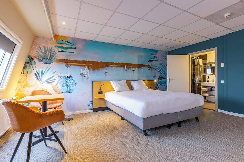 Waterfront Hotel Featuring Private Marina, Hiking Routes and Elegant Dining in Loosdrecht, Groene Hart