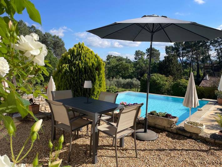Appartement de vacances pour 4 personnes, avec jardin ainsi que vue et piscine