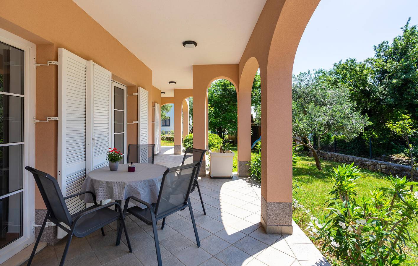 Ganze Ferienwohnung, Gemütliche Ferienwohnung mit Terrasse, WLAN und Parkplatz – 400 m bis zur Küste in Paveki, Vrh Martinscice