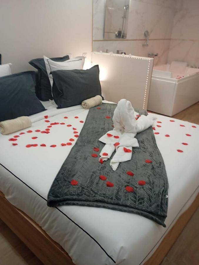 Gîte pour 2 personnes, avec jacuzzi dans Plage des Roches Noires - 3