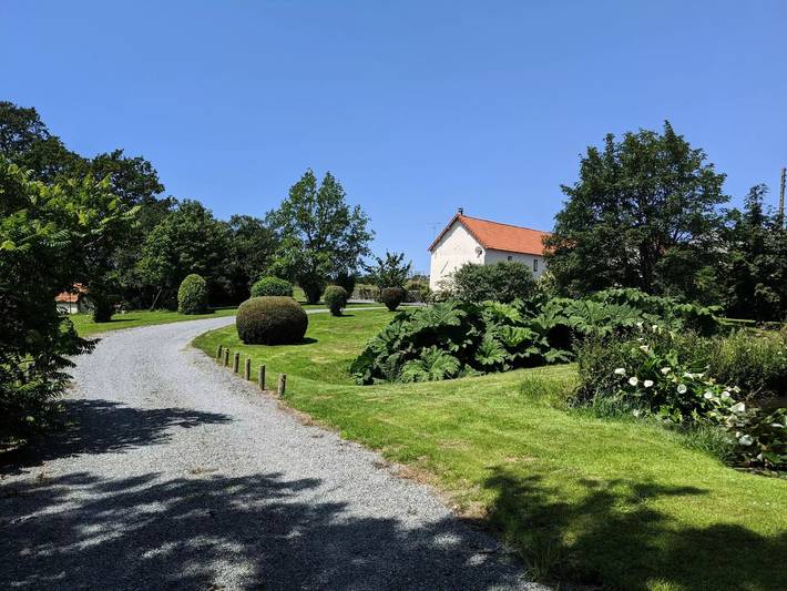 Location de vacances pour 4 personnes, avec jardin et piscine à Vesly - 2