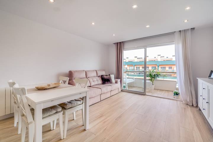Apartamento de vacaciones para 4 personas, con jardín además de balcón y piscina - 1