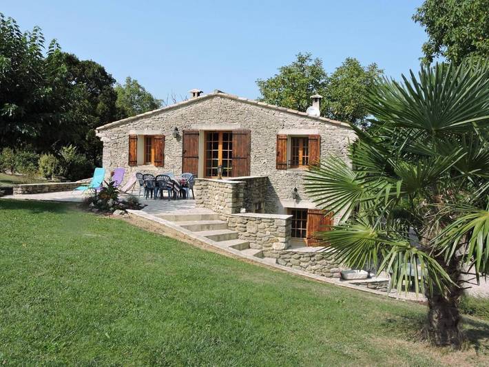 Gîte pour 15 personnes, avec terrasse ainsi que jardin et vue à Divajeu