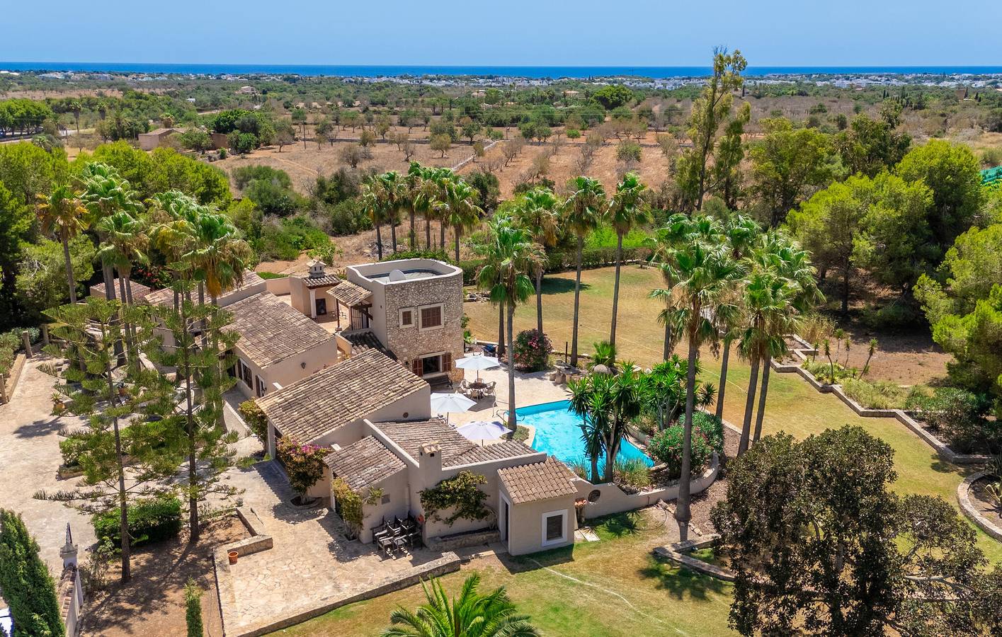 Tropischer Rückzugsort mit Pool und Terrasse: 2,5 km zum Strand Cala Ferrera in Cala d'Or, Santanyí
