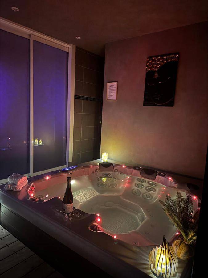 Appartement entier, Love room avec Spa privatif près de Montpellier in Vailhauquès, Côte méditerranéenne (France)