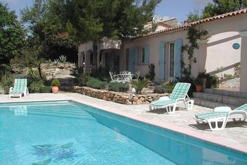 Gîte pour 3 personnes, avec piscine et jardin, animaux acceptés à Tourtour