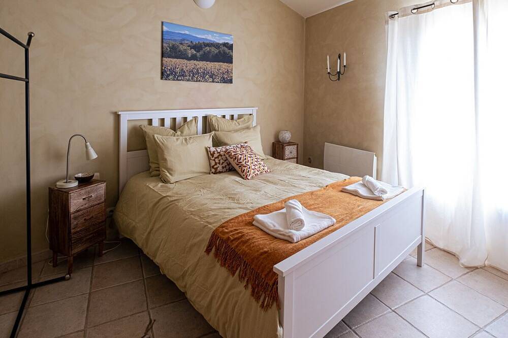 Dorfhaus mit Privatpool und Panoramablick auf die Berge des Luberon, Ruhe. in Joucas, Regionaler Naturpark Luberon