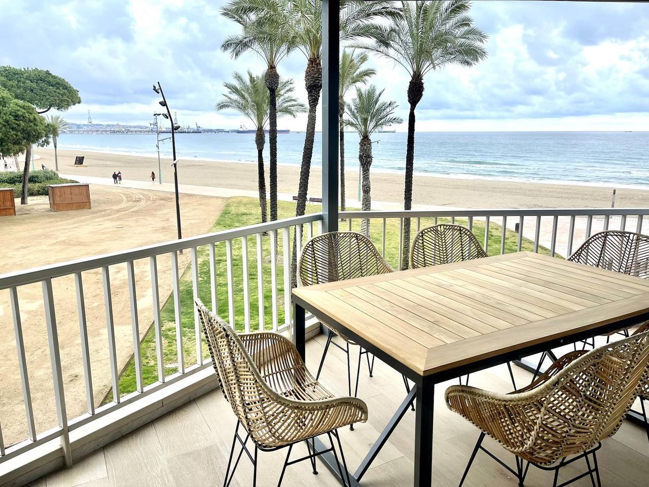 Ganze Wohnung, Geräumige Wohnung in La Pineda, 3 Schlafzimmer, klimatisiert, direkt am Strand in La Pineda, Platja de la Pineda