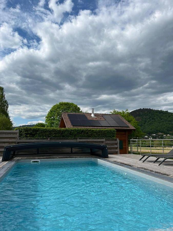 Chalet pour 6 personnes, avec piscine ainsi que jacuzzi et jardin, adapté aux familles