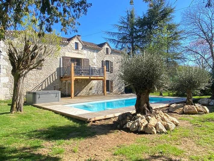 Location de vacances pour 10 personnes, avec Balcon et Jacuzzi ainsi que Terrasse et Jardin à Masquières