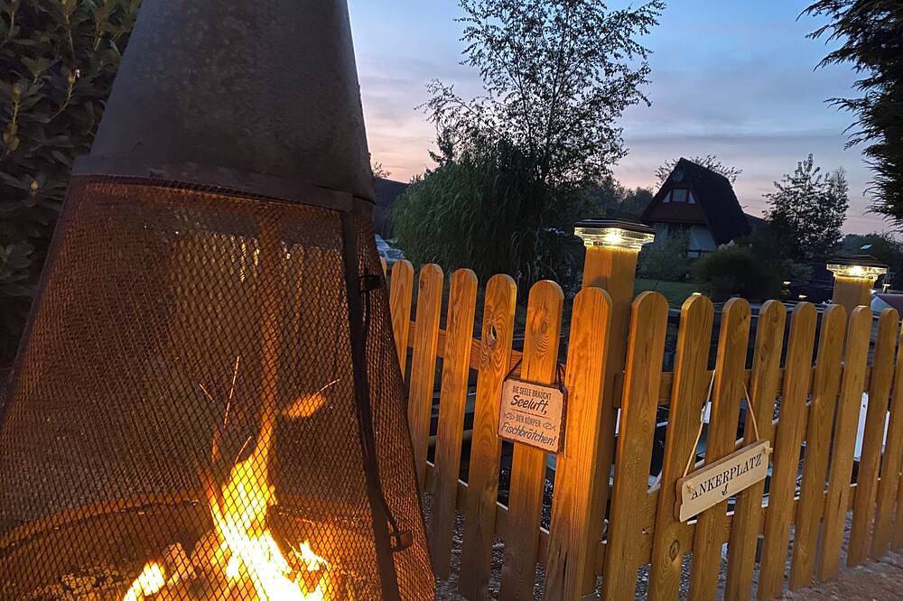 Renoviertes Nurdachhaus in Ostfriesischer Natur am Wasser für Familien — Bild 4