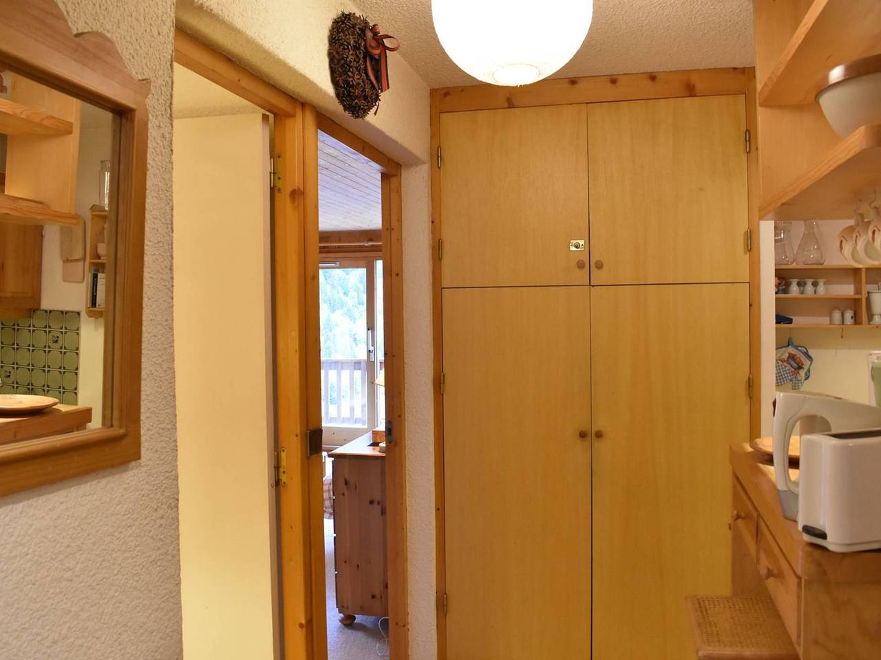 Ganze Wohnung, Gemütliche Ferienwohnung in Meribel: Nahe Pisten, Balkon mit Bergblick, Parkplatz und Skiraum. in Méribel, Les Allues