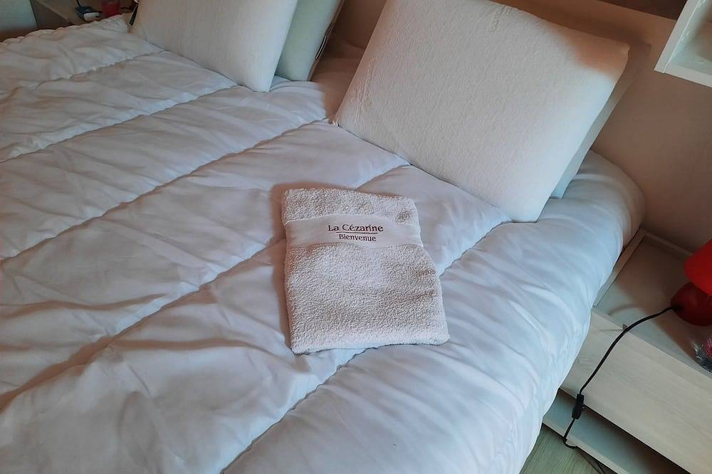 Maison tout confort  pour 2 personnes  à 40 m de la plage, chambre avec Vue  Mer in Saint-Michel-Chef-Chef, Côte de Jade