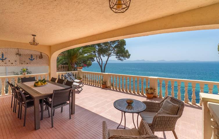 Apartamento con terraza y vistas al mar a 2 km de la playa in Alcanada, Alcúdia