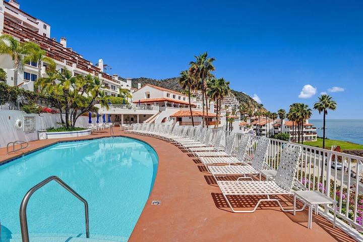 Holiday rental for 6 people, with pool and hot tub as well as balcony in Santa Catalina Island