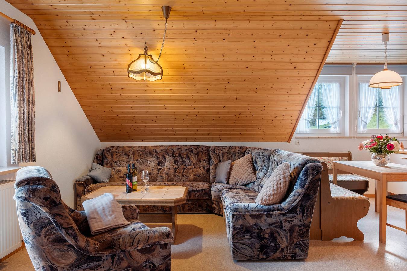 Geheel appartement, 'Vakantiewoning met Bergzicht 1' met balkon en wifi in Suedlicher Schwarzwald, Wieden