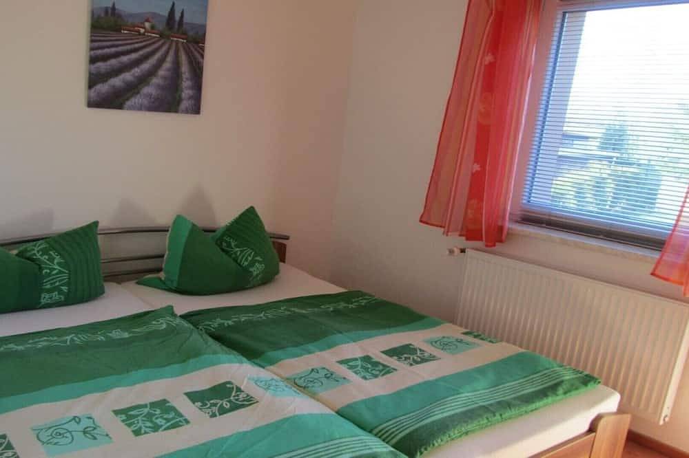 Ganze Wohnung, Kinderfreundliche Ferienwohnung mit Terasse, 800m bis zum Strand in Groß Schwansee, Kalkhorst