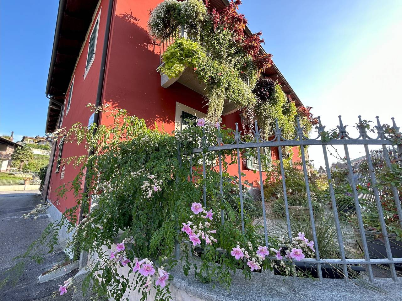 Entire apartment, Apartment 'Aperegina' with Private Garden and Wi-Fi in Castellinaldo, Langhe