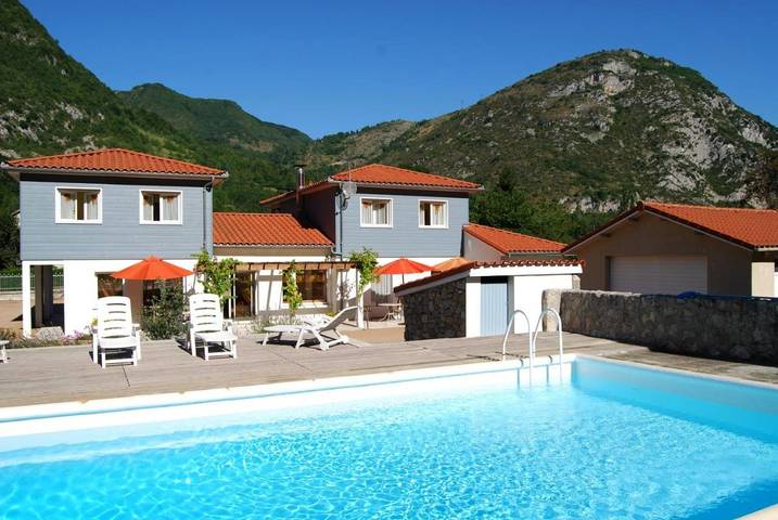 Maison d’hôte pour 4 personnes, avec vue et sauna ainsi que piscine et jardin à Niaux