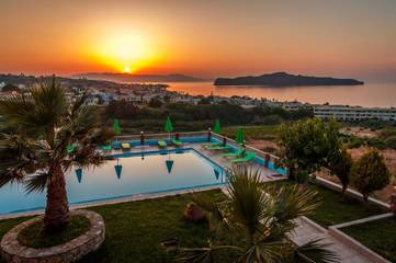 Cottage pour 3 personnes, avec piscine et jardin dans Stalos