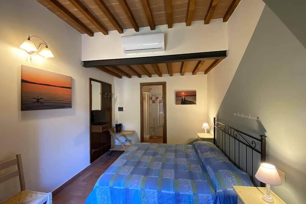 Entire apartment, Private bedroom with Wi-fi and swimming pool in Paciano, Perugia Province
