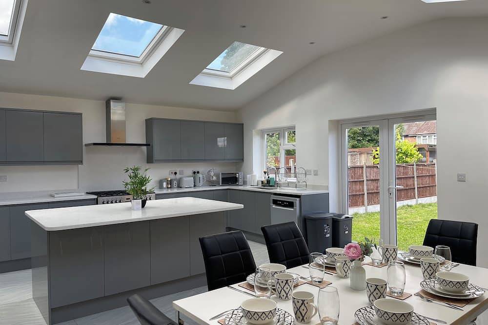 Luxurious Detached Holiday House Free Parking Airport Town Centre Railwaystation in Luton, Chiltern Hills